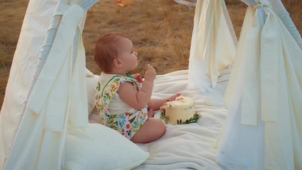 Barns Livsstil Grattis Födelsedagen Höstfältet Vid Solnedgången Liten Unge Tält — Stockvideo