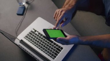 Yakın plan, erkek bir video editörünün elleri stüdyodaki bir dizüstü bilgisayarda işlem görüyor.
