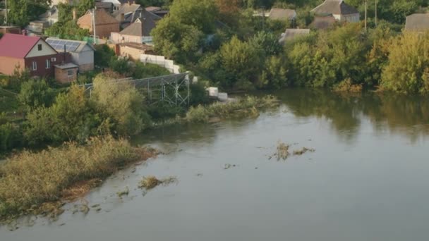 Das Hochwasser Des Flusses Überflutete Den Park Und Die Umliegenden — Stockvideo