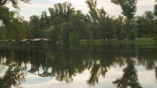 Floden Översvämmade Parken Och Närliggande Hus Konsekvenserna Kriget Mellan Ryssland — Stockvideo