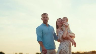 Childs 'ın yaşam tarzı. Sonbahar tarlasında mutlu yıllar. Gün batımında küçük çocuk, çadırda pastayla. Fotoğrafçı doğum günü fotoğrafı çekiyor. Aile ve bebek sevinci