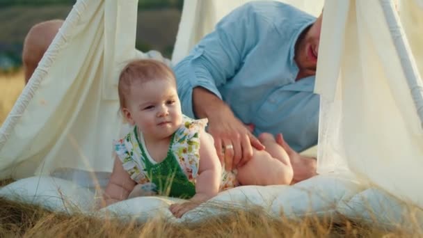 Gyerekes Életmód Boldog Születésnapot Őszi Mezőn Naplemente Kisgyerek Sátorban Tortával — Stock videók