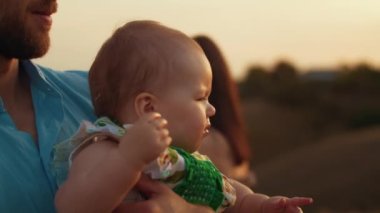 Childs 'ın yaşam tarzı. Sonbahar tarlasında mutlu yıllar. Gün batımında küçük çocuk, çadırda pastayla. Fotoğrafçı doğum günü fotoğrafı çekiyor. Aile ve bebek sevinci
