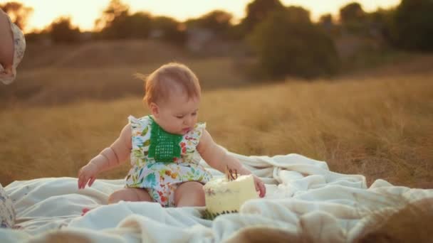 Barns Livsstil Grattis Födelsedagen Höstfältet Vid Solnedgången Liten Unge Tält — Stockvideo