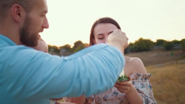 Família Feliz Com Bebê Comemorar Primeiro Ano Comer Bolo Campo — Vídeo de Stock