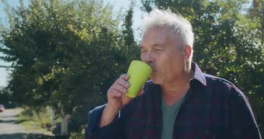 Kış için odun topluyorum. Yetişkin bir adam baltayla odun kesiyor. Ukrayna 'da kış geliyor.