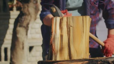 Kış için odun topluyorum. Yetişkin bir adam baltayla odun kesiyor. Ukrayna 'da kış geliyor.