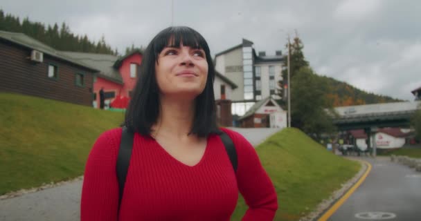 Kamera Egy Nőt Követ Egy Utazáson Vagy Kalandon Fiatal Vidám — Stock videók