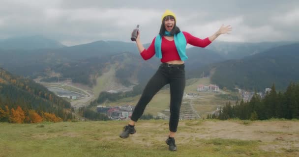 Jonge Vrouw Reiziger Bergen Warmt Met Een Warm Drankje Najaarsavonturen — Stockvideo