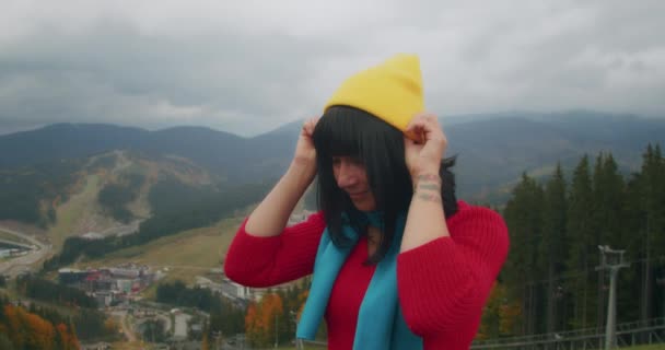 在山上旅行的年轻妇女穿上暖和的衣服 秋天寒冷的天气 Z代旅行 — 图库视频影像