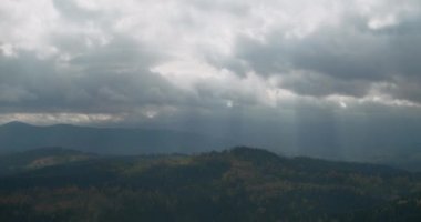 Tanrı sonbaharda dağlarda ışık saçar.