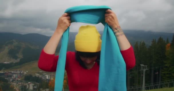 Молода Жінка Яка Подорожує Горах Одягає Теплий Одяг Осінь Холодна — стокове відео