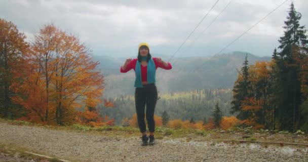 Viajera Joven Las Montañas Disfrutando Del Fresco Clima Otoñal Tonteando — Vídeos de Stock