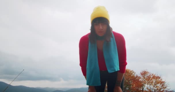 Junge Reisende Den Bergen Die Das Kühle Herbstwetter Genießen Und — Stockvideo