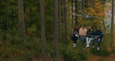 Kayak asansörü - Bukovel, Ukrayna 'da bir kayak merkezinde sandalyede oturan çift.