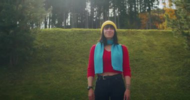 Kamera bir kadını gezide ya da macerada takip eder. Genç neşeli gezgin macera aramak için telefonu kullanır. Yeni Nesil Z 'ler Yeni Kavramsal Yolculuk.