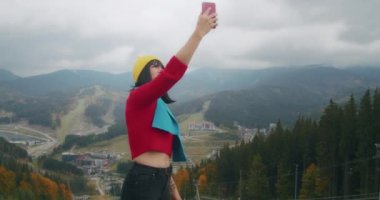 Kamera bir kadını gezide ya da macerada takip eder. Genç neşeli gezgin macera aramak için telefonu kullanır. Yeni Nesil Z 'ler Yeni Kavramsal Yolculuk.