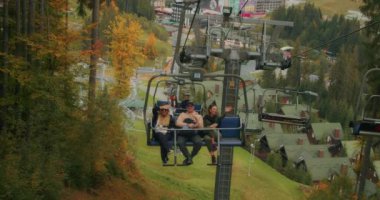 Kayak asansörü - Bukovel, Ukrayna 'da bir kayak merkezinde sandalyede oturan çift.