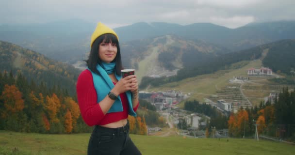Jonge Vrouw Reiziger Bergen Warmt Met Een Warm Drankje Najaarsavonturen — Stockvideo