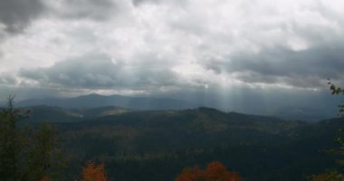 Tanrı sonbaharda dağlarda ışık saçar.