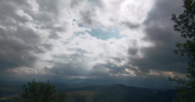 Tanrı sonbaharda dağlarda ışık saçar.