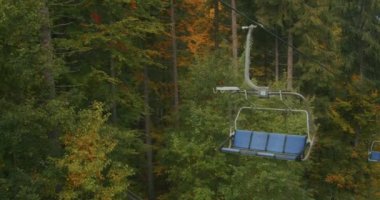 Kayak asansörü - Bukovel, Ukrayna 'da bir kayak merkezinde sandalyede oturan çift.