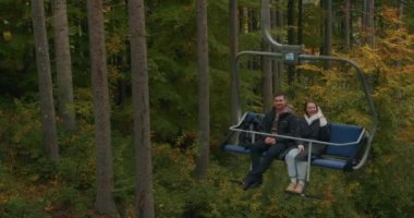 Kayak asansörü - Bukovel, Ukrayna 'da bir kayak merkezinde sandalyede oturan çift.