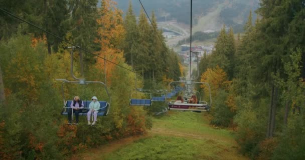 Ski Lift Ζευγάρι Κάθεται Μια Καρέκλα Ανελκυστήρα Ένα Χιονοδρομικό Κέντρο — Αρχείο Βίντεο