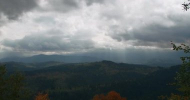 Tanrı sonbaharda dağlarda ışık saçar.