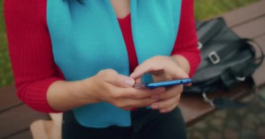 Kamera bir kadını gezide ya da macerada takip eder. Genç neşeli gezgin macera aramak için telefonu kullanır. Yeni Nesil Z 'ler Yeni Kavramsal Yolculuk.