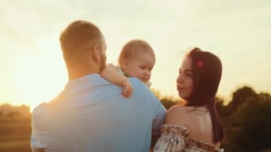 Childs 'ın yaşam tarzı. Sonbahar tarlasında mutlu yıllar. Gün batımında küçük çocuk, çadırda pastayla. Fotoğrafçı doğum günü fotoğrafı çekiyor. Aile ve bebek sevinci