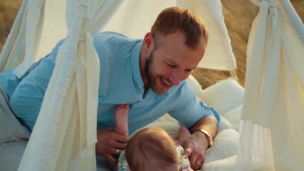 Barns Livsstil Grattis Födelsedagen Höstfältet Vid Solnedgången Liten Unge Tält — Stockvideo