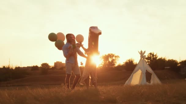 Спосіб Життя Дітей Щасливий День Народження Осінньому Полі Заході Сонця — стокове відео