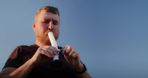 丘陵地帯での幸せな男性兵士喫煙マリファナ Ptsd治療 ライフスタイルとマリファナ — ストック動画