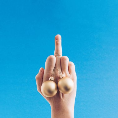Eli ve altın takıları olan yaratıcı bir yeni yıl fikri. Minimum dekorasyon konsepti, görsel basit kompozisyon. 2022 Kış sezonu.