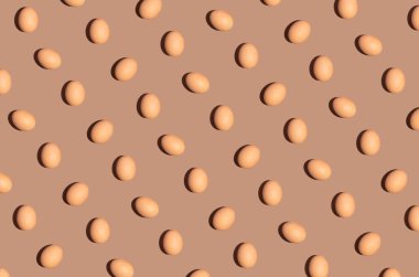 Paskalya yassı konsepti ve pastel kahverengi arka planda organik yumurtalar. Estetik yaratıcı model fikri, monokromatik asgari titreşim.