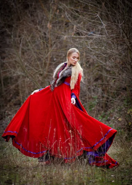 Ładna Pani Ubrana Bardzo Piękną Czerwoną Sukienkę Pozująca Zdjęć Lesie — Zdjęcie stockowe