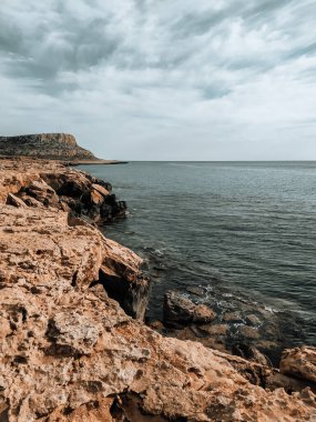 Cavo Greco yakınlarında mağaraları olan güzel uçurumlar. Cape Greco, Ayia Napa yakınlarında. Kıbrıs ve Akdeniz kıyıları.