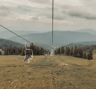 Yaz dağlarında çalışan sandalye kaldırma. Karpatlar, Ukrayna, Zakhar Berkut tatil beldesi.