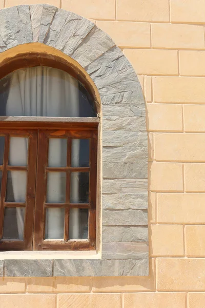 ベージュのレンガの壁にアラビア語の建物のアーチ窓. — ストック写真