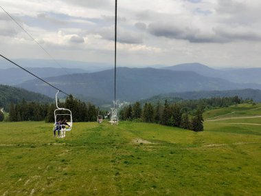Yazın bir kayak asansörü. Ukrayna, Karpatya dağları, Zakhar Berkut tatil beldesi.