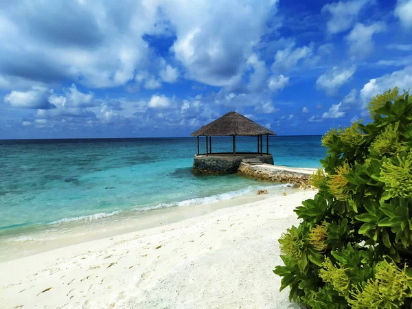 Malediwy, opustoszała plaża z wodną kawiarnią. Biały piasek, turkusowy ocean i błękitne niebo. — Zdjęcie stockowe