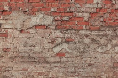 Eski hasarlı kırmızı tuğla duvar kapanıyor. Grunge House cephesi. Soyut doku arkaplanı. Yatay tuğla arkaplan.