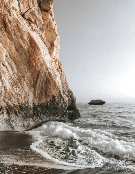 Skalisty krajobraz klifu. Wielki kamień w morzu. Miejscowość turystyczna w Pafos, Cypr. — Zdjęcie stockowe