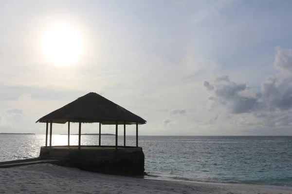 Malediwy, opustoszała plaża z wodną kawiarnią. Zachód słońca w oceanie — Zdjęcie stockowe