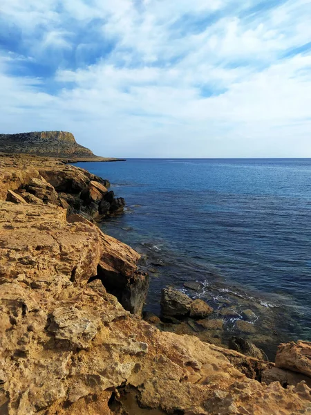 Przylądek Greco niedaleko Ayia Napa. Cypr, wybrzeże Morza Śródziemnego. Piękne klify z jaskiniami w pobliżu Cavo Greco. — Zdjęcie stockowe