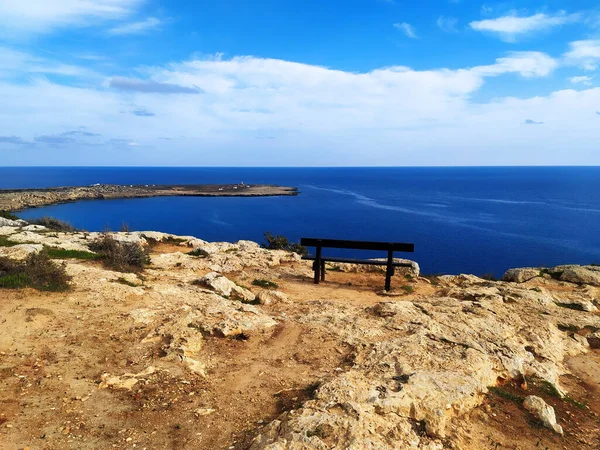 Ponto de vista do Cabo Greco perto de Ayia Napa. Um banco vazio num penhasco acima do mar. Viagens, relaxamento e tranquilidade. — Fotografia de Stock