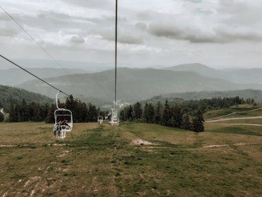 Yaz dağlarında çalışan sandalye kaldırma. Ukrayna, Zakhar Berkut tatil köyü, Karpatlar.