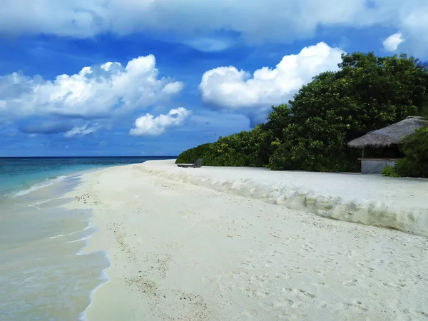 Malediwy, pusta plaża z małą kafejką wodną. Biały piasek, turkusowy ocean i błękitne niebo. — Zdjęcie stockowe