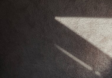 Tekstil halısı. Soyut doku arkaplanı. Üzerinde koyu gölgeler olan tek renkli gri yumuşak halı..